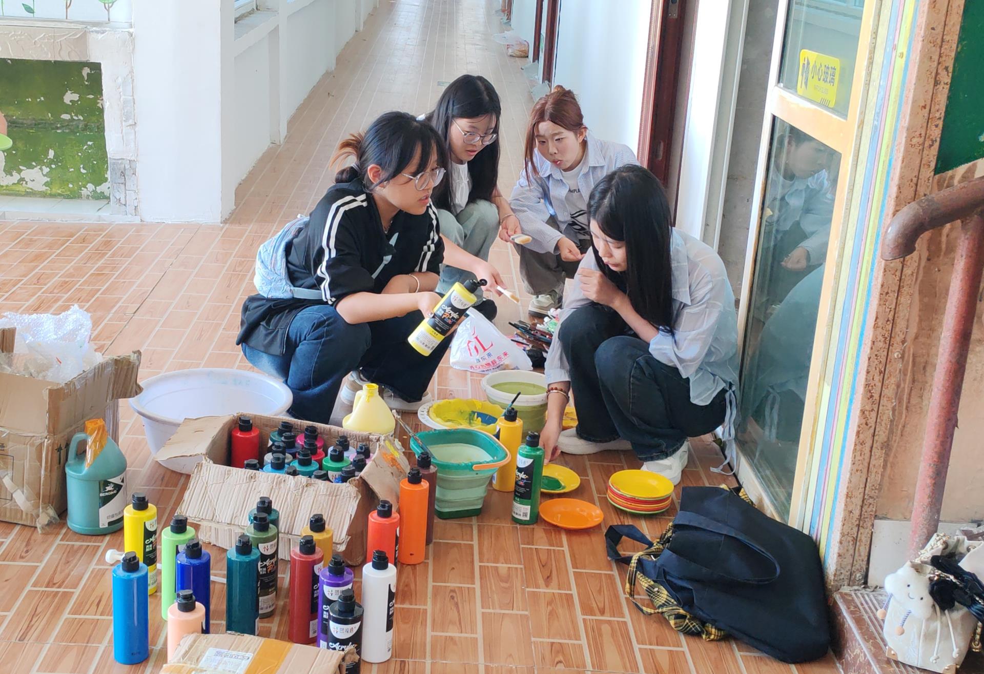 Students from the College of Art and Design held a Volunteer Activity for Wall Painting