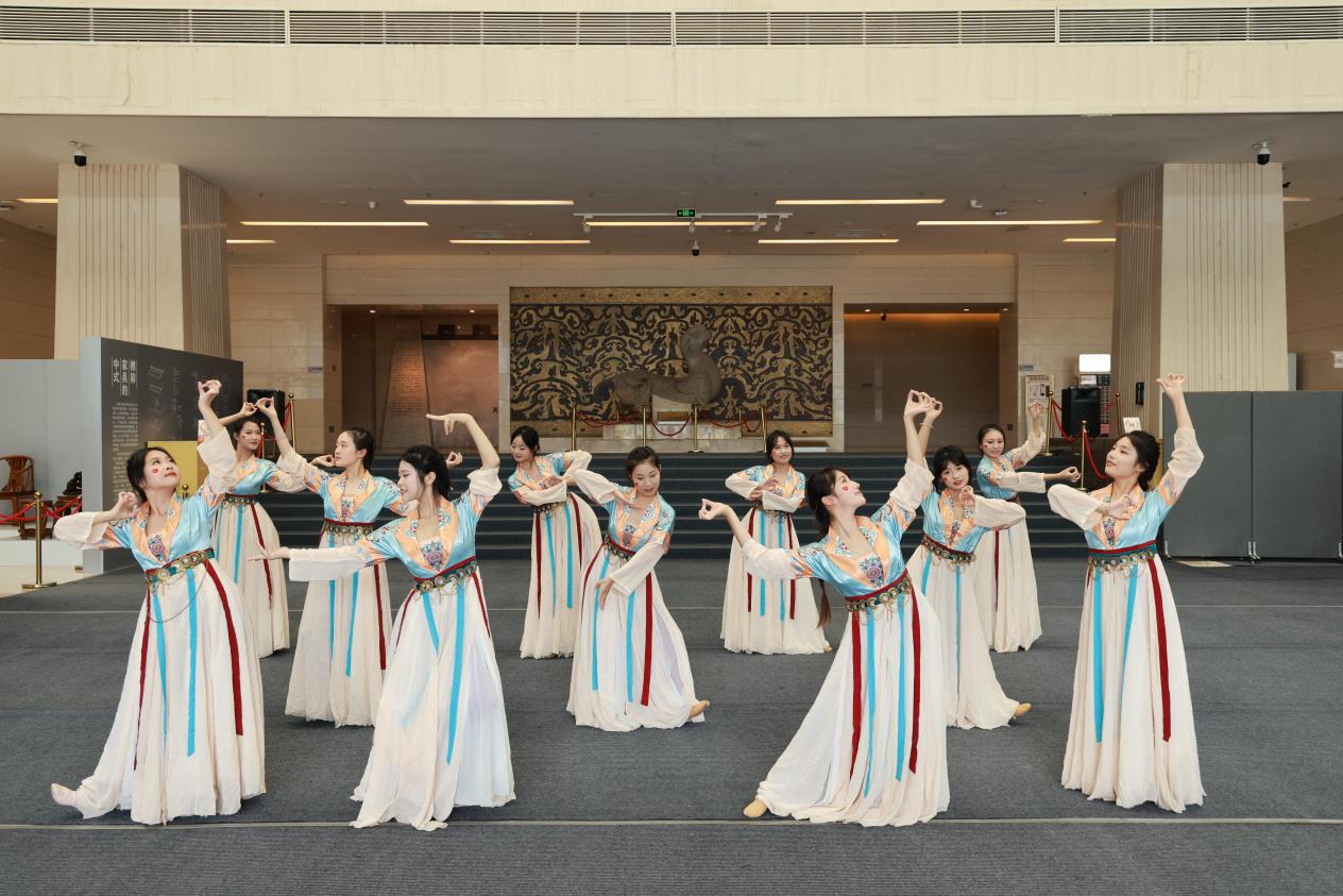 The Classical Dance "Goddess of the Luo River" from the School has showed up at Xuchang Museum