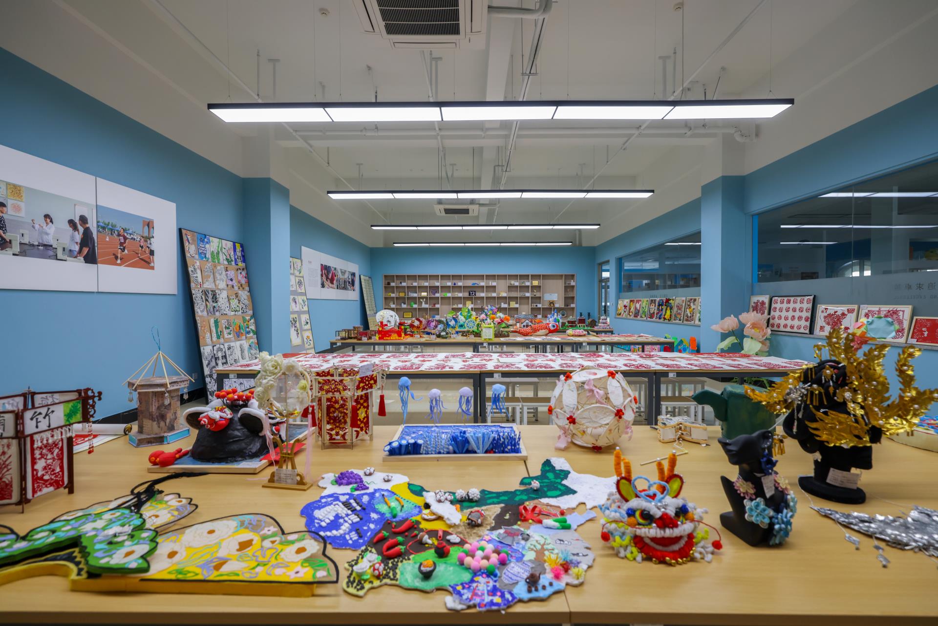 The handcrafts of students from the school of Education were successfully exhibited in the Faculty of Science and Engineering