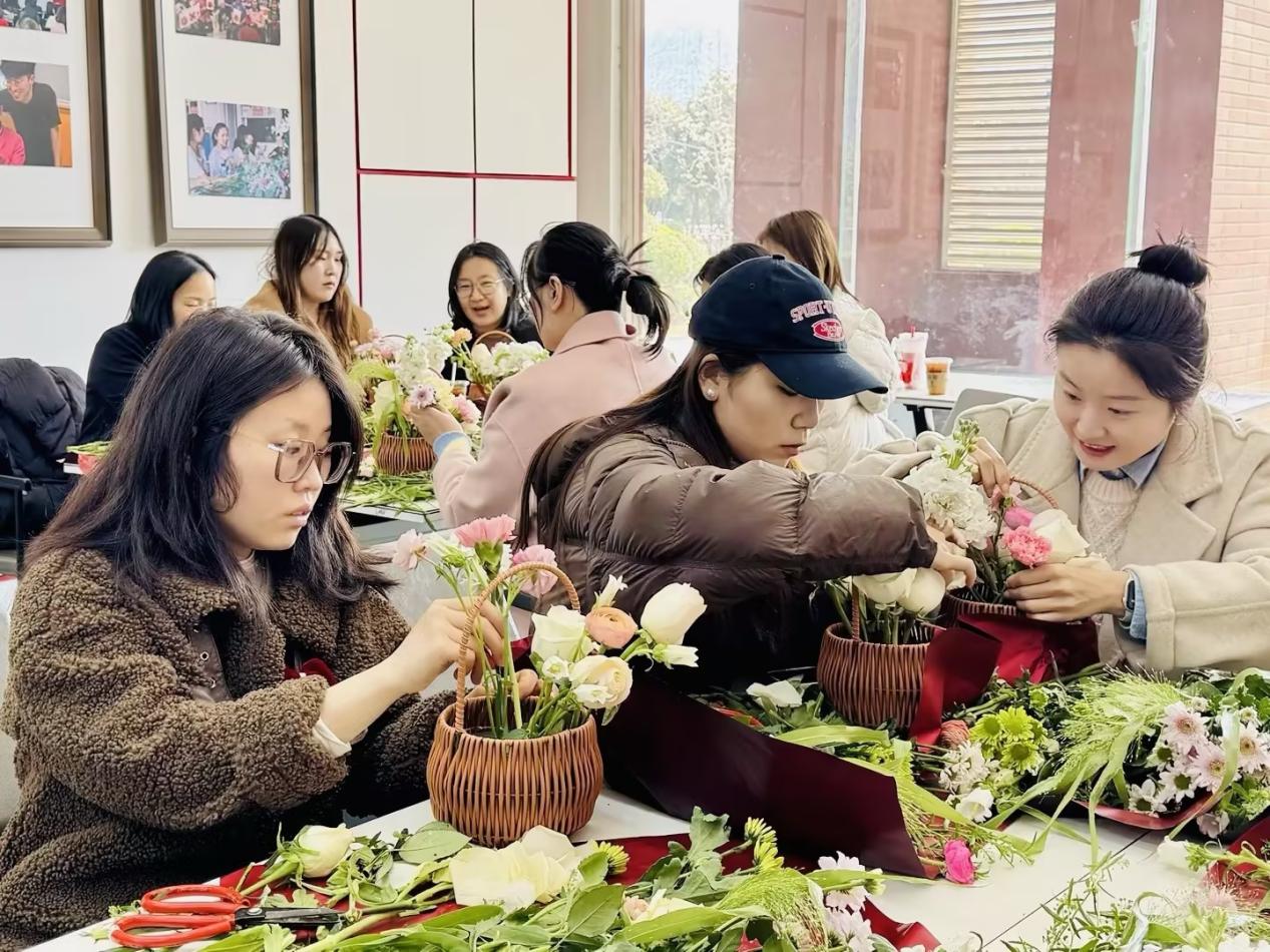 The school held a flower-arranging activity to celebrate International Women's Day