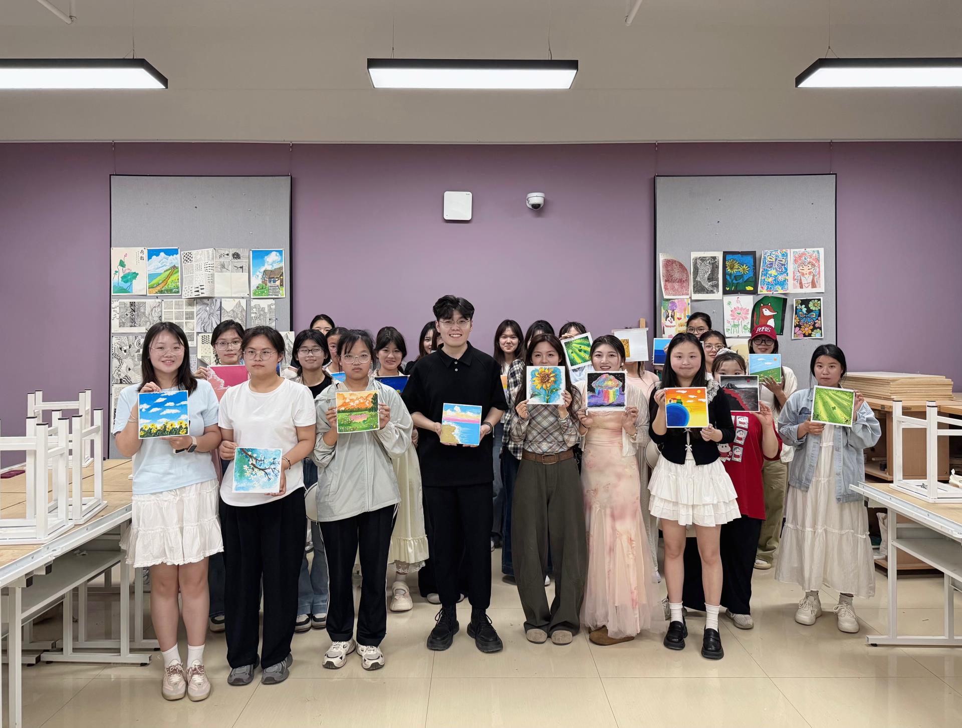 The Public Art Teaching Center held an oil pastel art experience activity