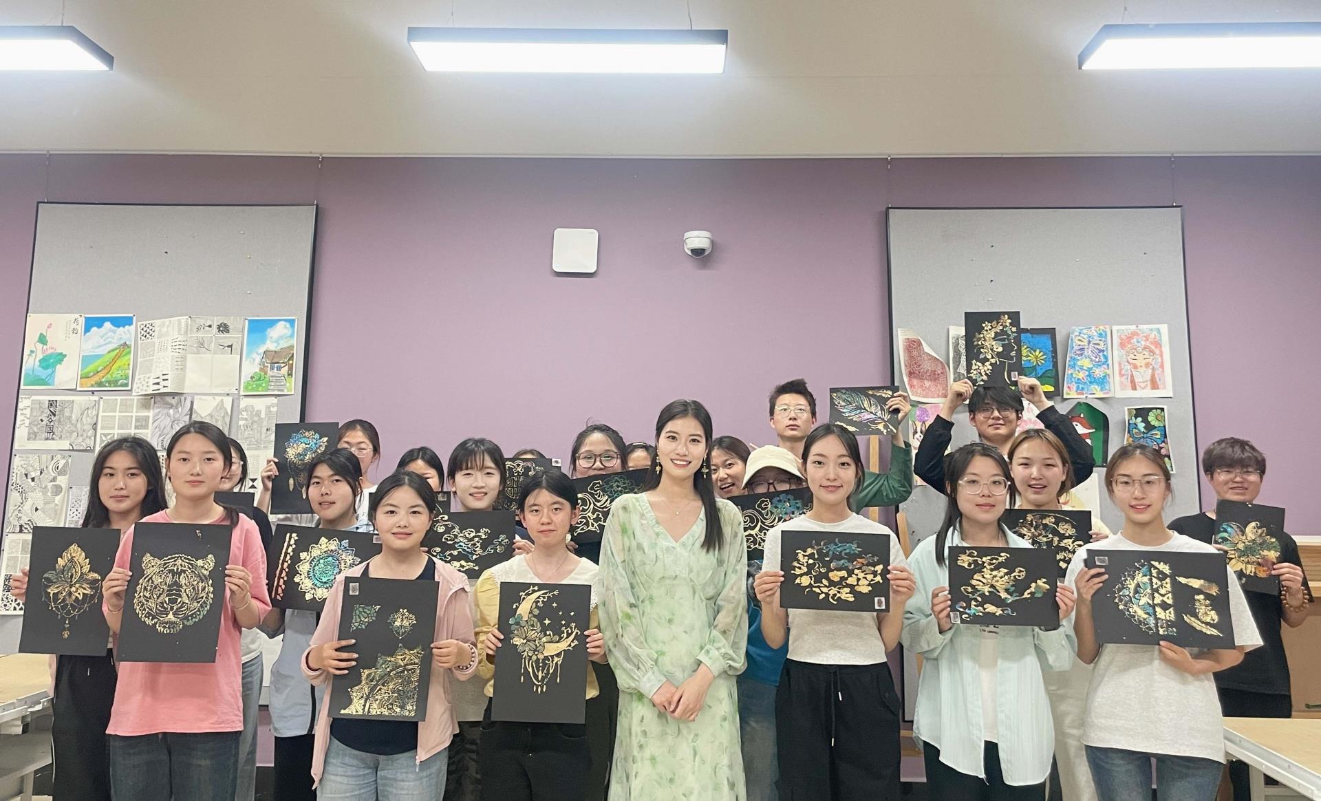 The Public Art Teaching Center held 2nd experience activity: Burning Foil Painting