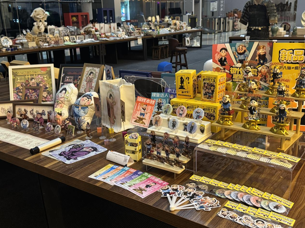 Outstanding works from the School of Art and Design were showcased at the Xuchang Cultural and Creative Industry Joint Exhibition